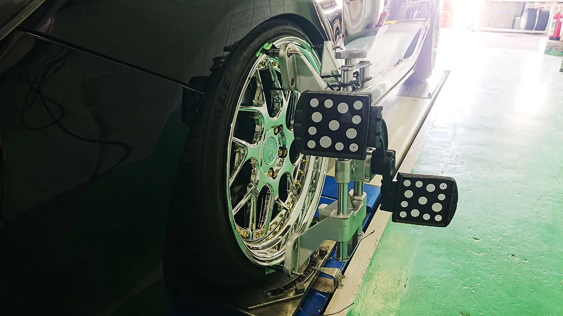 アライメント調整 お車をテスターにセット