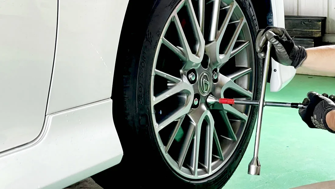 タイヤ保管サービス　タイヤ取付